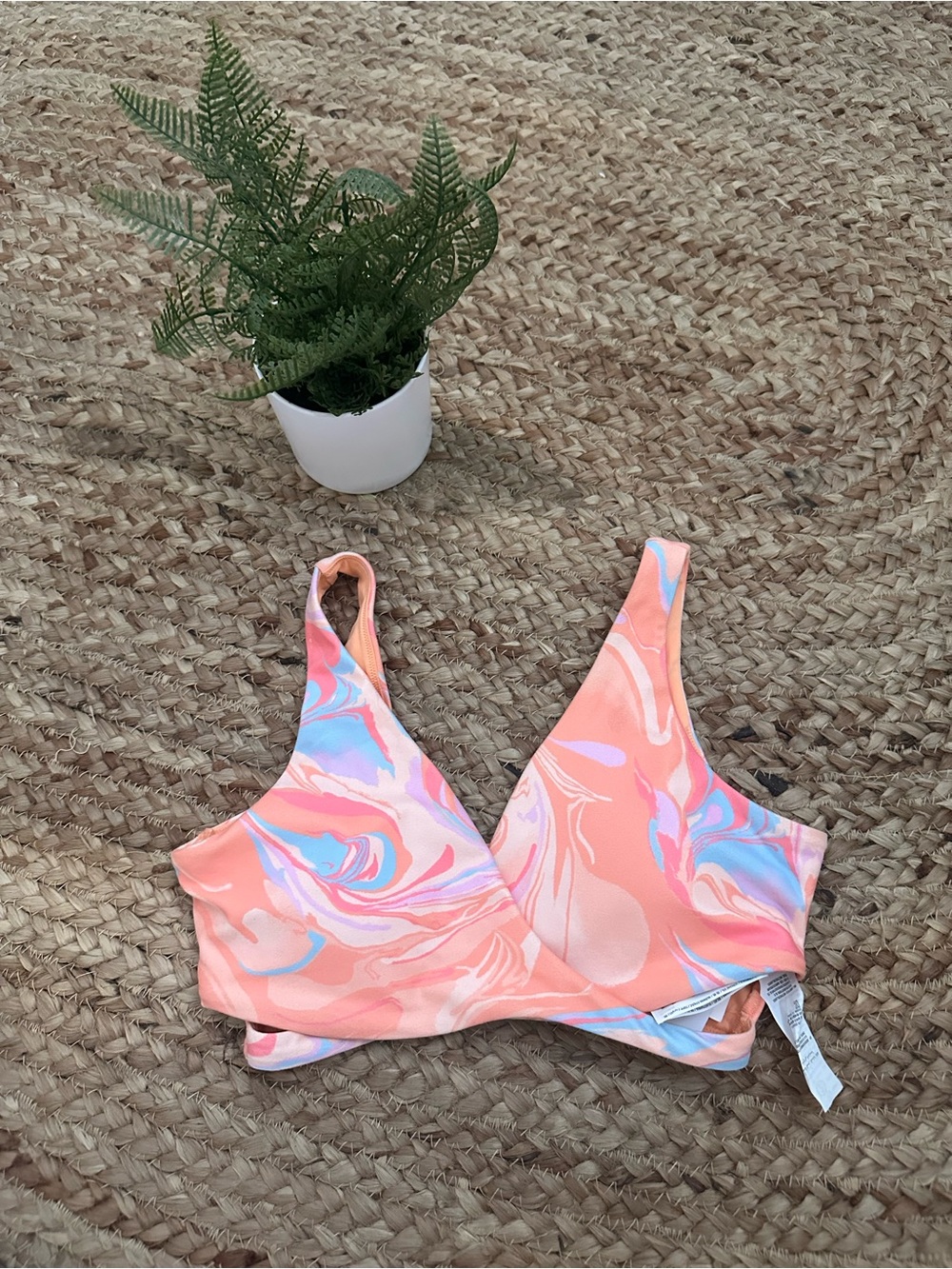 NWT GILLY HICKS SPORTS BRA TOP